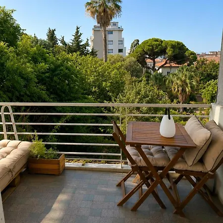 Charming 1-bedroom With Small Terrace, Fully Equipped شقة